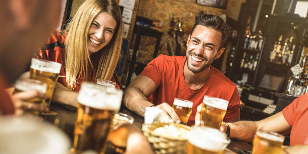 Meschen trinken Bier in der Kneipe